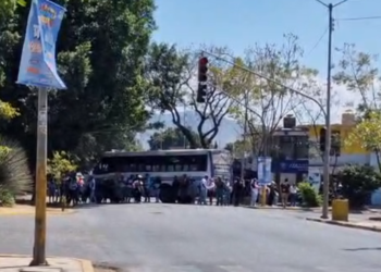 Normalistas en Oaxaca toman autobuses del transporte público y camionetas de reparto
