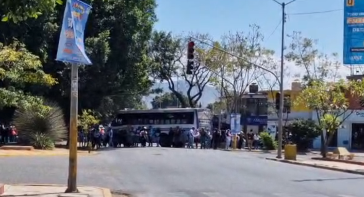 Normalistas en Oaxaca toman autobuses del transporte público y camionetas de reparto