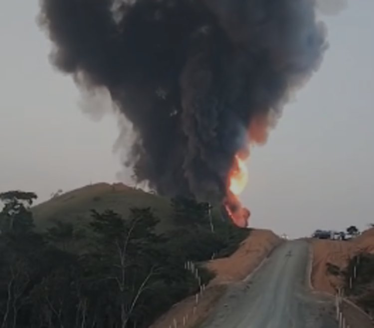 Fuera de control incendio en pozo de Pemex, en Las Choapas, Veracruz