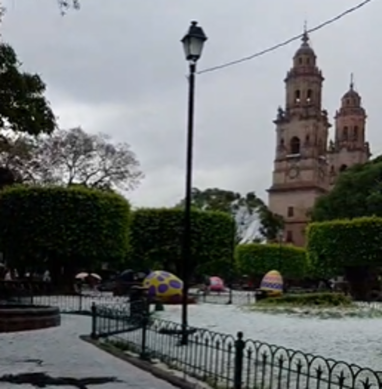 Tromba y granizo sorprenden en Morelia, Michoacán