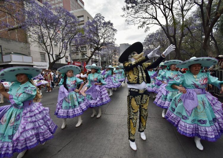 Comparsas, tradición y color toman la CDMX en el Carnaval de Carnavales