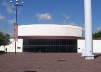 Fachada principal del Centro Cultural Jaime Torres Bodet "El Queso" en la Unidad Profesional Adolfo López Mateos del IPN, Ciudad de México.