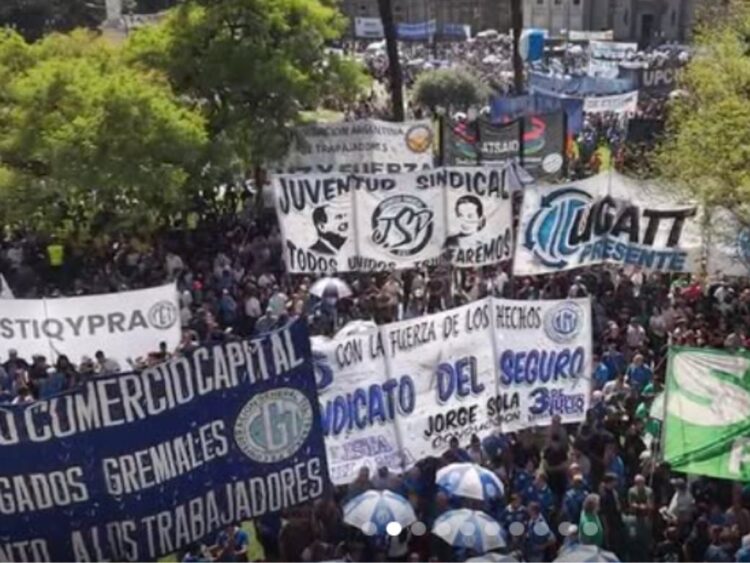 Trabajadores argentinos protestaron contra la reforma laboral aprobada en el Senado