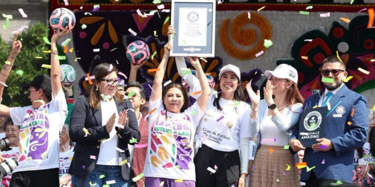 Clara Brugada levanta el certificado del récord Guinness ganado. AMEXI/ Foto: La Isabel