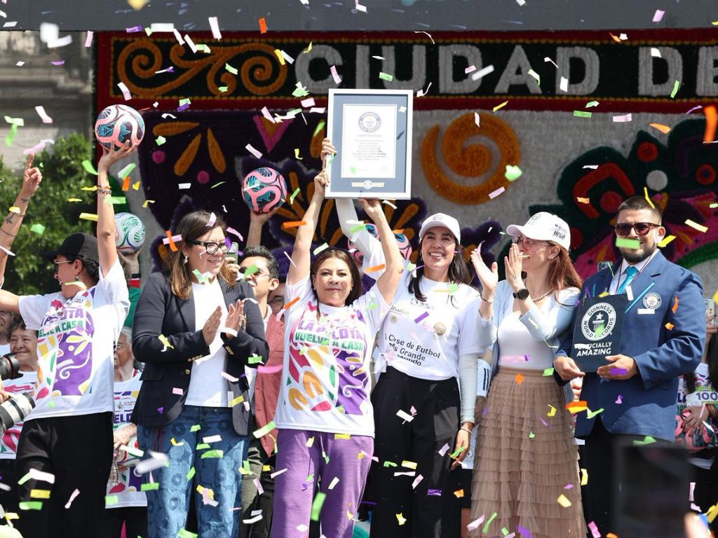 Clara Brugada levanta el certificado del récord Guinness ganado. AMEXI/ Foto: La Isabel