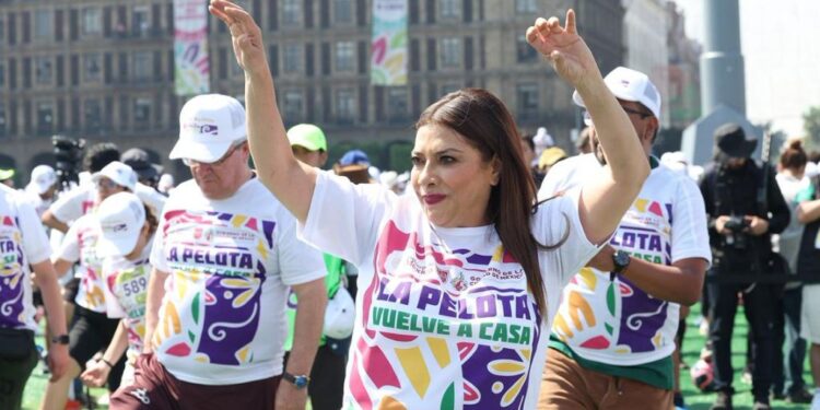 La clase de futbol más grande del mundo en el Zócalo de la CDMX. AMEXI/ Foto: La Isabel