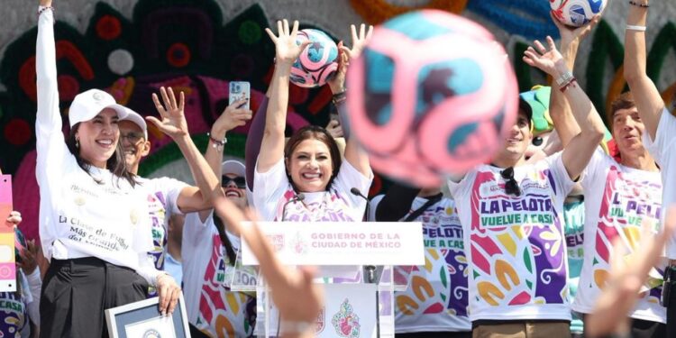 Récord Guinness. La clase de futbol más grande del mundo en el Zócalo de la CDMX. AMEXI/ Foto: La Isabel
