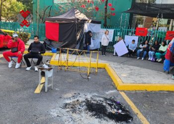 Trabajadores del Colegio de Bachilleres pasan el su primer fin de semana en huelga