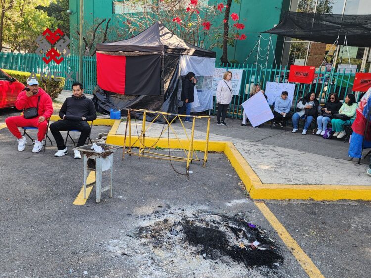 Trabajadores del Colegio de Bachilleres pasan el su primer fin de semana en huelga