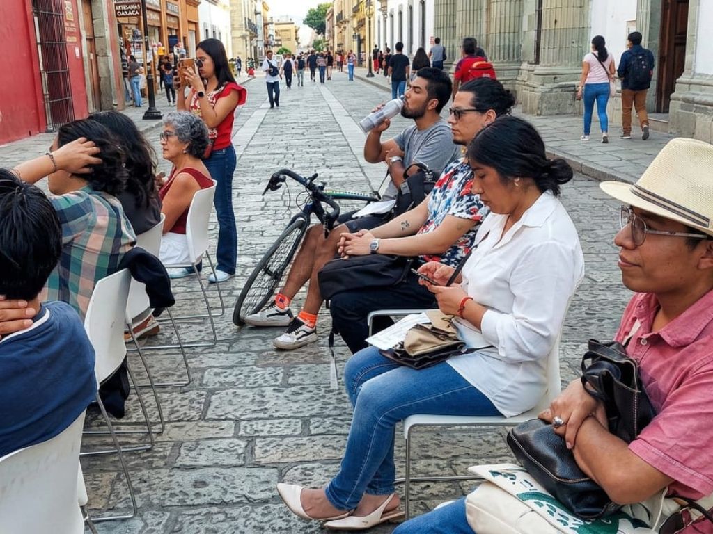 Con la librería Porrúa, colectivos impulsan las callejoneadas de la lectura en Oaxaca