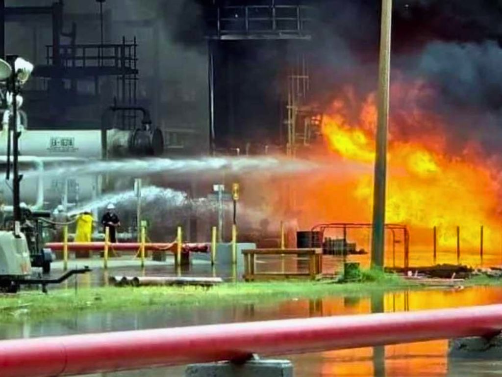 Cuerpos de protección mantienen bajo control el incendio en la refinería de Salina Cruz.