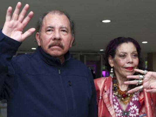 Daniel Ortega y su esposa Rosario Murillo prohibieron a cuatro diócesis católicas ordenar sacerdotes