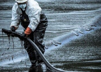 Derrame petrolero en el Golfo. Labores de retiro de residuos y limpieza.