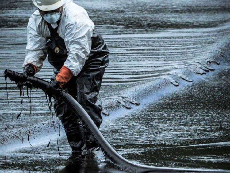 Derrame petrolero en el Golfo. Labores de retiro de residuos y limpieza.