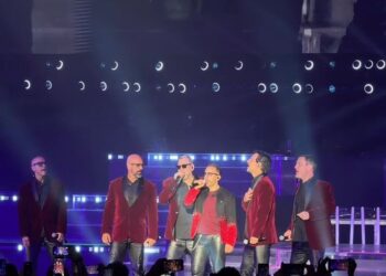 Artistas del 90’s Pop Tour interpretan éxitos noventeros durante el espectáculo El Antro en el Auditorio Nacional.