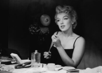 Vestuario icónico utilizado por Marilyn Monroe en películas clásicas, exhibido dentro de la muestra Marilyn Monroe: Icono de Hollywood.