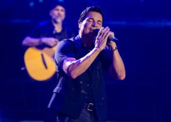 Chayanne se presenta ante miles de fanáticos en un estadio durante su gira “Bailemos Tour 2026” por el Cono Sur.