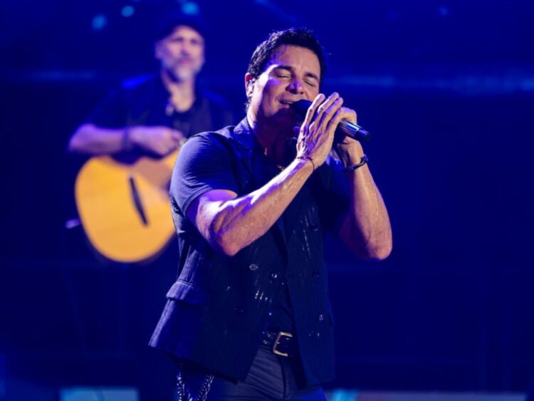 Chayanne se presenta ante miles de fanáticos en un estadio durante su gira “Bailemos Tour 2026” por el Cono Sur.