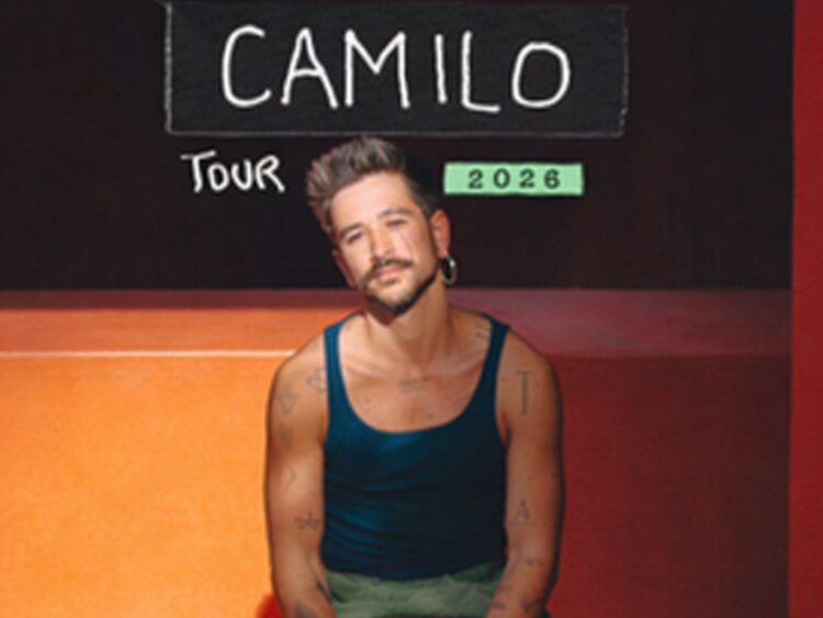 El cantante colombiano Camilo durante un anuncio promocional de su gira internacional 2026, destacando su conexión con el público y su comunidad de fans.