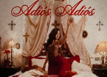 Mariangela en videoclip de “Adiós, Adiós”, con estética inspirada en el cine de oro mexicano y estilo retro glam.