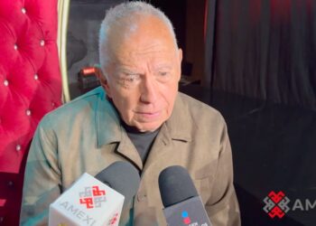 El productor César González “El Pollo” durante un homenaje por sus 70 años de carrera, acompañado por colegas del medio artístico.