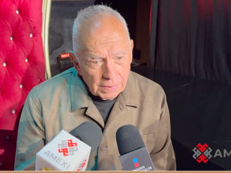 El productor César González “El Pollo” durante un homenaje por sus 70 años de carrera, acompañado por colegas del medio artístico.