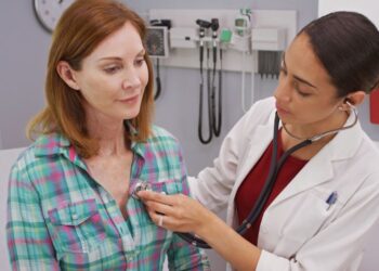 Médico conversa con un paciente adulto mayor durante una consulta enfocada en prevención y cuidado de la salud en el Día Nacional del Médico.