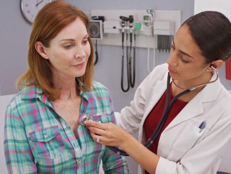 Médico conversa con un paciente adulto mayor durante una consulta enfocada en prevención y cuidado de la salud en el Día Nacional del Médico.