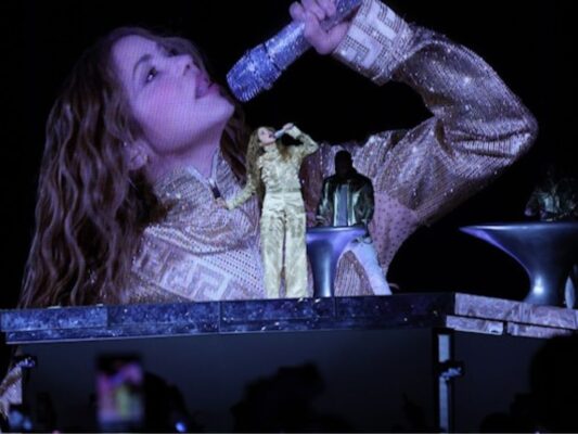 Shakira canta ante una multitud de 400 mil personas durante su concierto gratuito en el Zócalo de la Ciudad de México.
