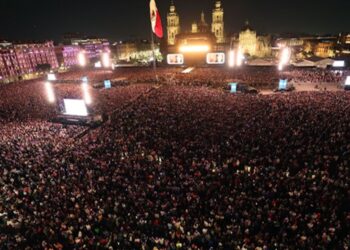 Shakira canta ante una multitud de 400 mil personas durante su concierto gratuito en el Zócalo de la Ciudad de México.