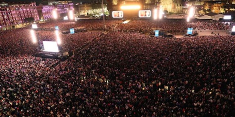 Shakira canta ante una multitud de 400 mil personas durante su concierto gratuito en el Zócalo de la Ciudad de México.