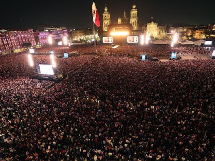 Shakira canta ante una multitud de 400 mil personas durante su concierto gratuito en el Zócalo de la Ciudad de México.