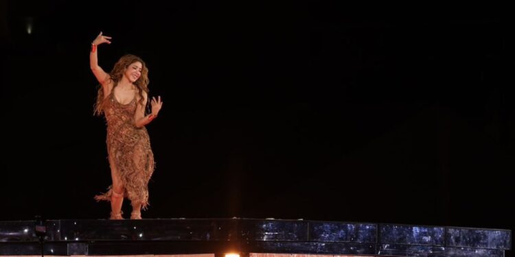 Shakira canta ante una multitud en la plancha del Zócalo de la Ciudad de México durante el cierre de su gira Las Mujeres Ya No Lloran World Tour, con pantallas gigantes y luces iluminando el Centro Histórico.