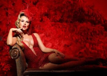 Marjorie De Sousa interpreta a Gardenia Peralta en una escena de Perfume de Gardenia ante un teatro lleno.