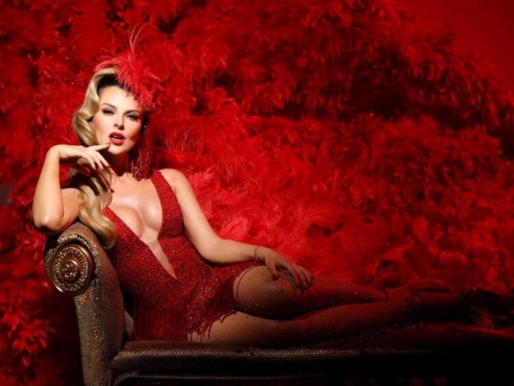 Marjorie De Sousa interpreta a Gardenia Peralta en una escena de Perfume de Gardenia ante un teatro lleno.