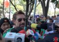 Gabriel Soto durante un encuentro con medios, donde comparte detalles sobre el estado de salud de su hija tras un accidente.