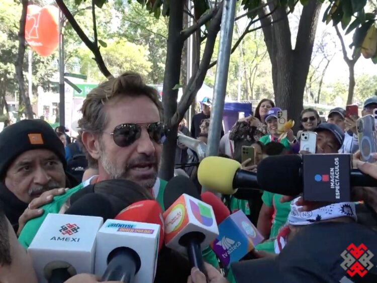 Gabriel Soto durante un encuentro con medios, donde comparte detalles sobre el estado de salud de su hija tras un accidente.
