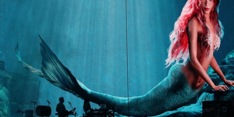 Shakira canta ante una multitud en la plancha del Zócalo de la Ciudad de México durante el cierre de su gira Las Mujeres Ya No Lloran World Tour, con pantallas gigantes y luces iluminando el Centro Histórico.