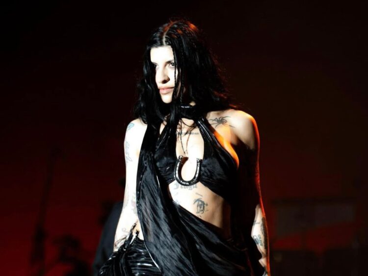 La iniciativa conocida como “Ley Cazzu”, inspirada en el caso de Cazzu y Christian Nodal, busca proteger los derechos de menores en trámites de viaje.