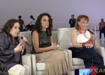 Integrantes de Pandora durante la presentación de su libro conmemorativo, donde comparten detalles de su trayectoria y vivencias.