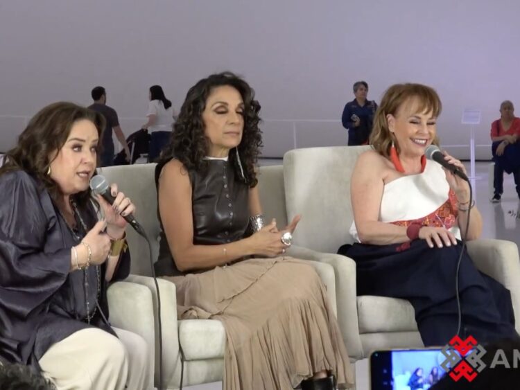 Integrantes de Pandora durante la presentación de su libro conmemorativo, donde comparten detalles de su trayectoria y vivencias.