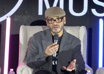 Samo durante una conferencia de prensa donde aclara los motivos de su ausencia en una presentación de Camila.