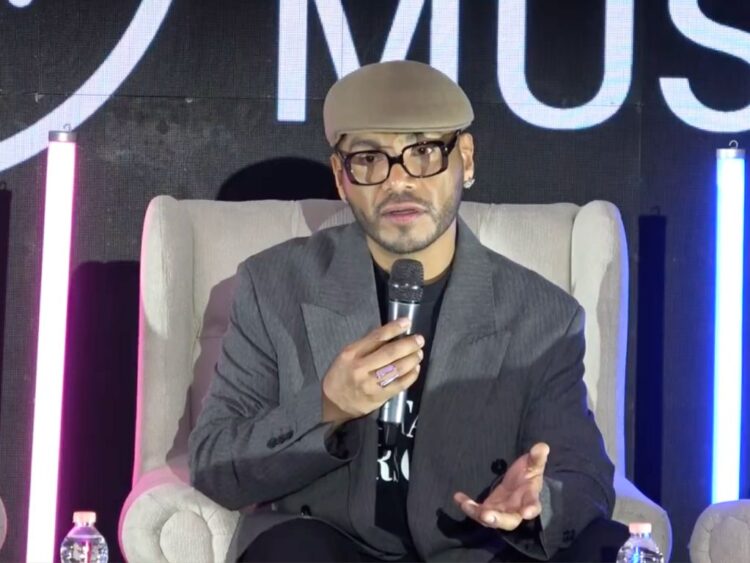 Samo durante una conferencia de prensa donde aclara los motivos de su ausencia en una presentación de Camila.