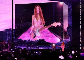 Shakira canta ante una multitud en la plancha del Zócalo de la Ciudad de México durante el cierre de su gira Las Mujeres Ya No Lloran World Tour, con pantallas gigantes y luces iluminando el Centro Histórico.