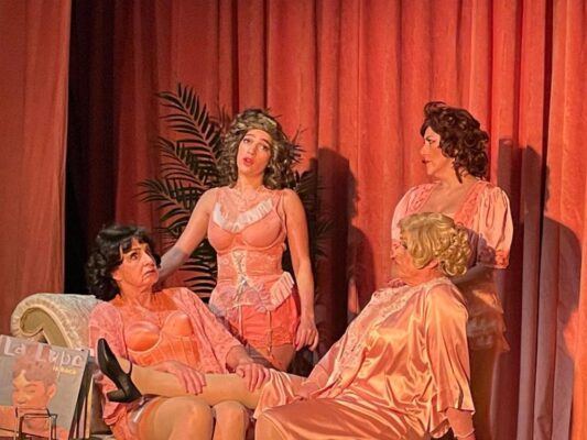 Actrices en escena durante la obra “Con el diablo en el cuerpo”, con coreografías y elementos teatrales que exploran la experiencia femenina.