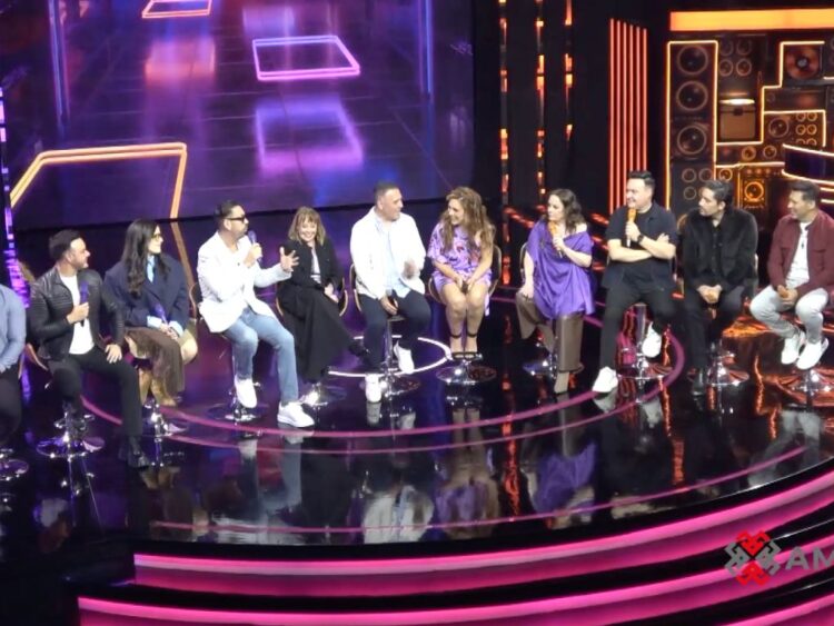Participantes del programa Juego de Voces durante un número musical en el que hermanos compiten en el escenario.