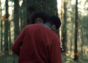 Equipo de cineastas latinoamericanos celebra premios obtenidos en el Festival de Málaga durante la ceremonia de premiación.