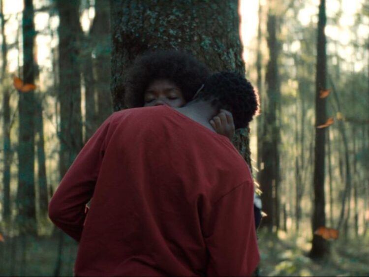 Equipo de cineastas latinoamericanos celebra premios obtenidos en el Festival de Málaga durante la ceremonia de premiación.