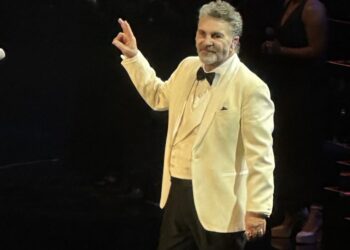 Manuel Mijares canta en el Auditorio Nacional durante su concierto sinfónico con orquesta y coristas.