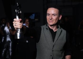 Fonseca en el escenario del Teatro Nacional durante su presentación en los Premios Soberano.